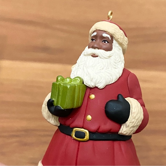 2010 HALLMARK Keepsake One Last Gift AA Santa Christmas Tree Ornament - Picture 12 of 12